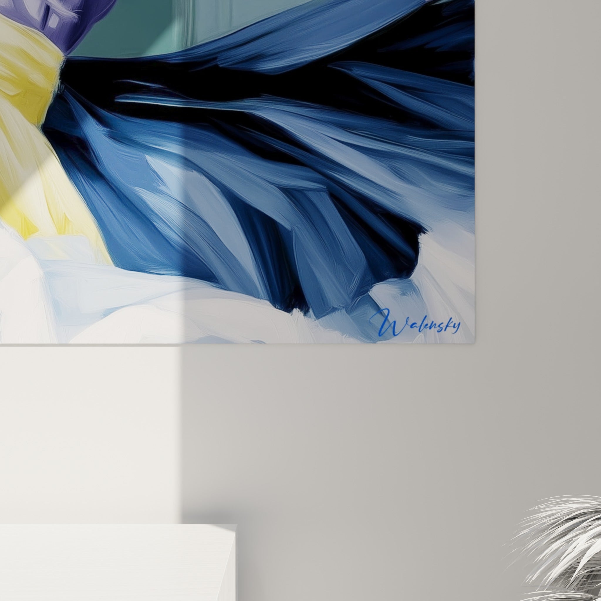 Empâtements de peinture bleu marine et doré, coulures visibles sur la robe de la danseuse abstraite