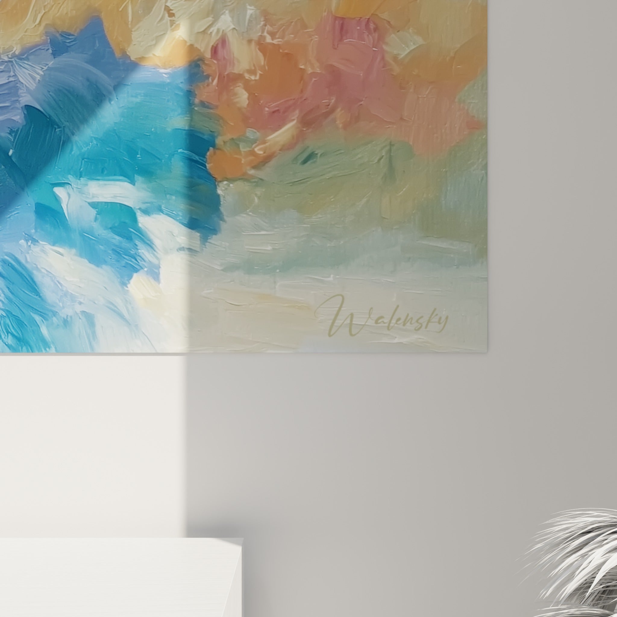 Matière épaisse de la robe bleue, coulures orange et empâtements texturés visibles de près sur la toile