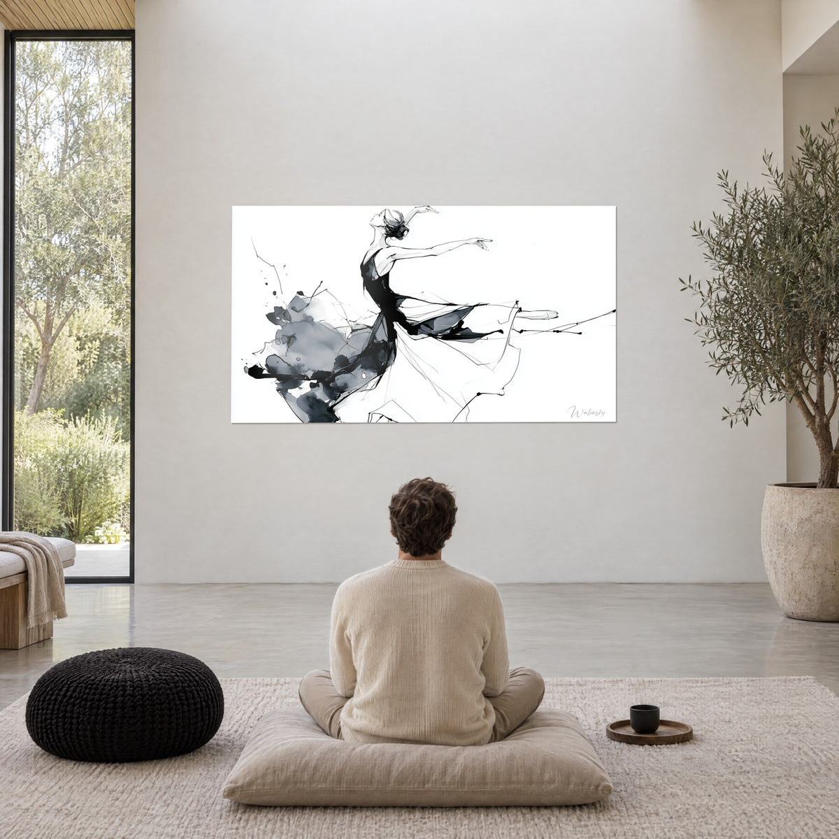 Cuadro salto lanzado de bailarina en aguada negra y gris, trazos finos y manchas de tinta, pared blanca, cojín negro, olivo