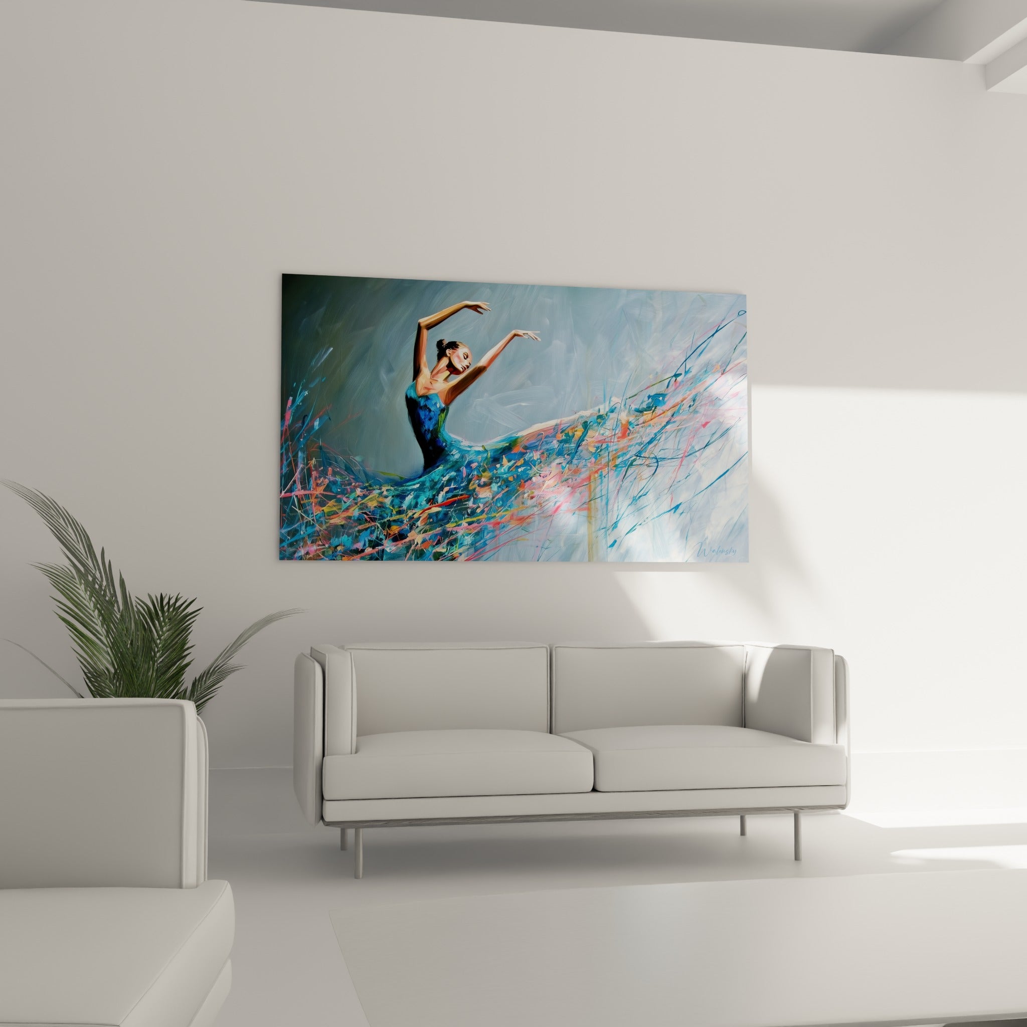 Mouvement de robe bleu marine et rose éclaboussée de couleurs, danseuse abstrait au-dessus d'un canapé dans un salon lumineux