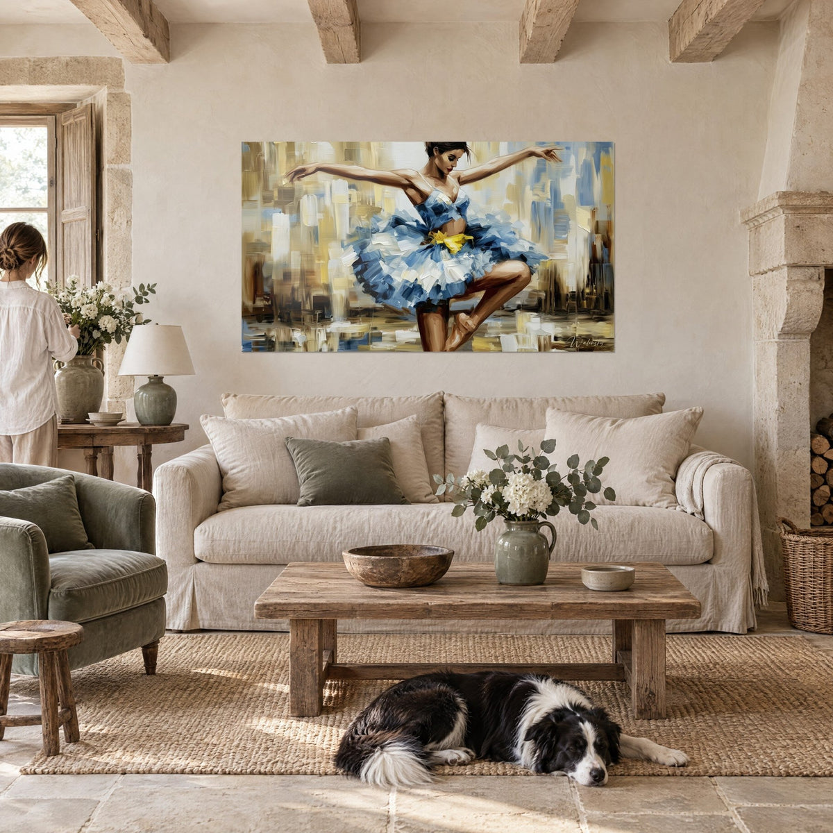 Tableau ballerine en tutu bleu azur et ceinture jaune, bras ouverts, coups de couteau ocre, au-dessus d'un canapé dans un salon lumineux