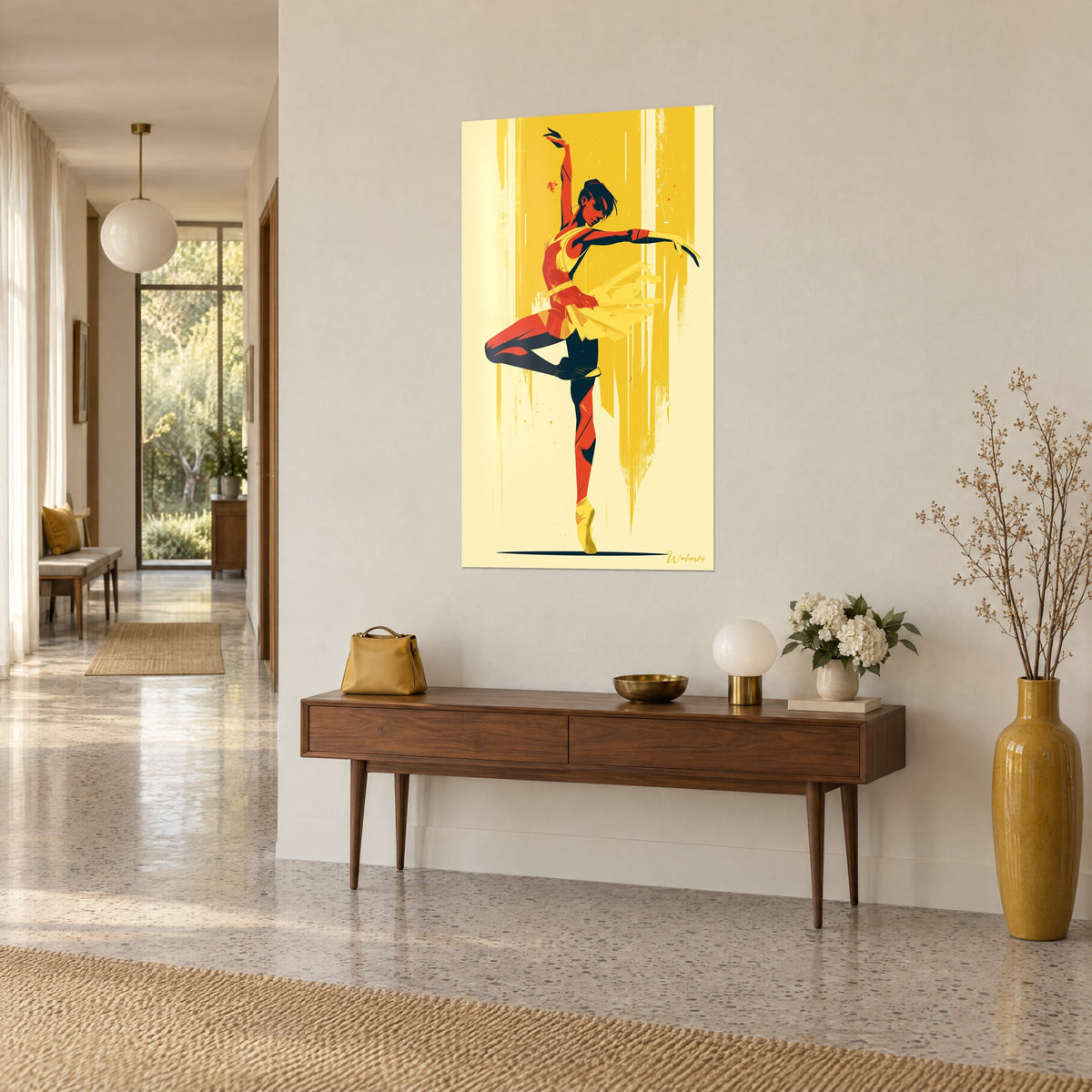 Quadro silhouette di ballerina in arabesque, braccio alzato, body rosso arancio su striature giallo senape, tre quarti in un corridoio