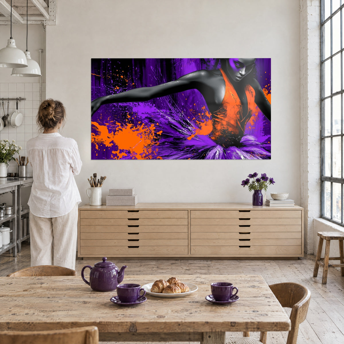 Gemälde graue weibliche Figur, orange gesprenkeltes Oberteil und wallender violetter Rock, eine Frau von hinten in einem hellen Loft