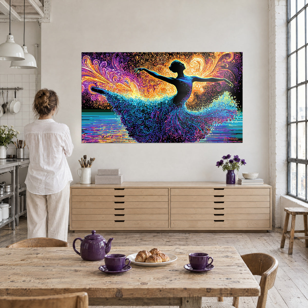 Schilderij ster in de vlucht, zwarte silhouet omlijnd door gouden licht, gestippelde turquoise rok, voor een vrouw in het wit van achteren