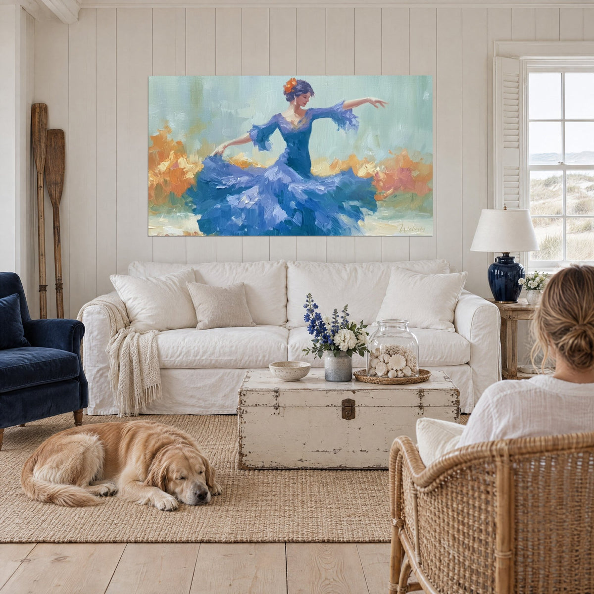 Tableau danseuse flamenco en robe bleue, fleur orange dans les cheveux, au-dessus d'un canapé dans un salon lumineux