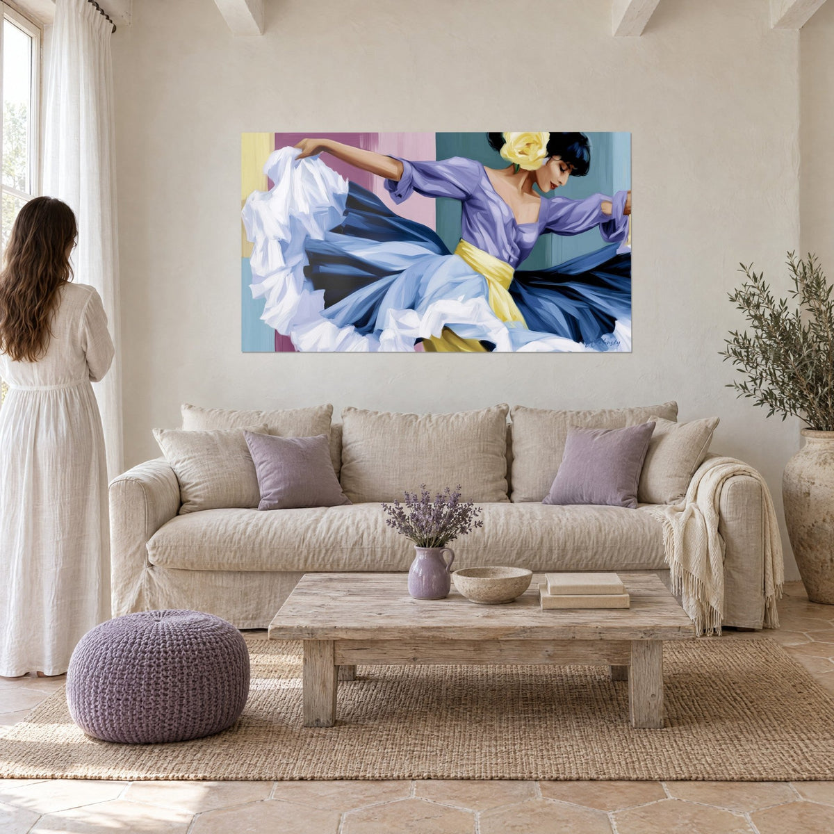 Tableau danseuse en blouse lilas, jupe bleue et volants blancs, fleur jaune dans les cheveux, au-dessus d'un canapé dans un salon lumineux
