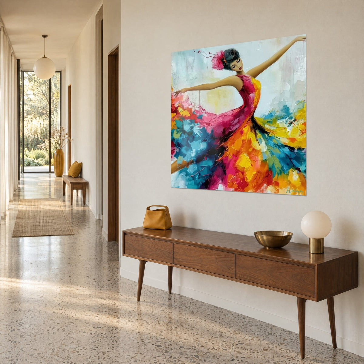 Tableau ballerine flamenca en robe tourbillonnante jaune et bleu, fleur rose dans les cheveux, au bout d'un couloir clair