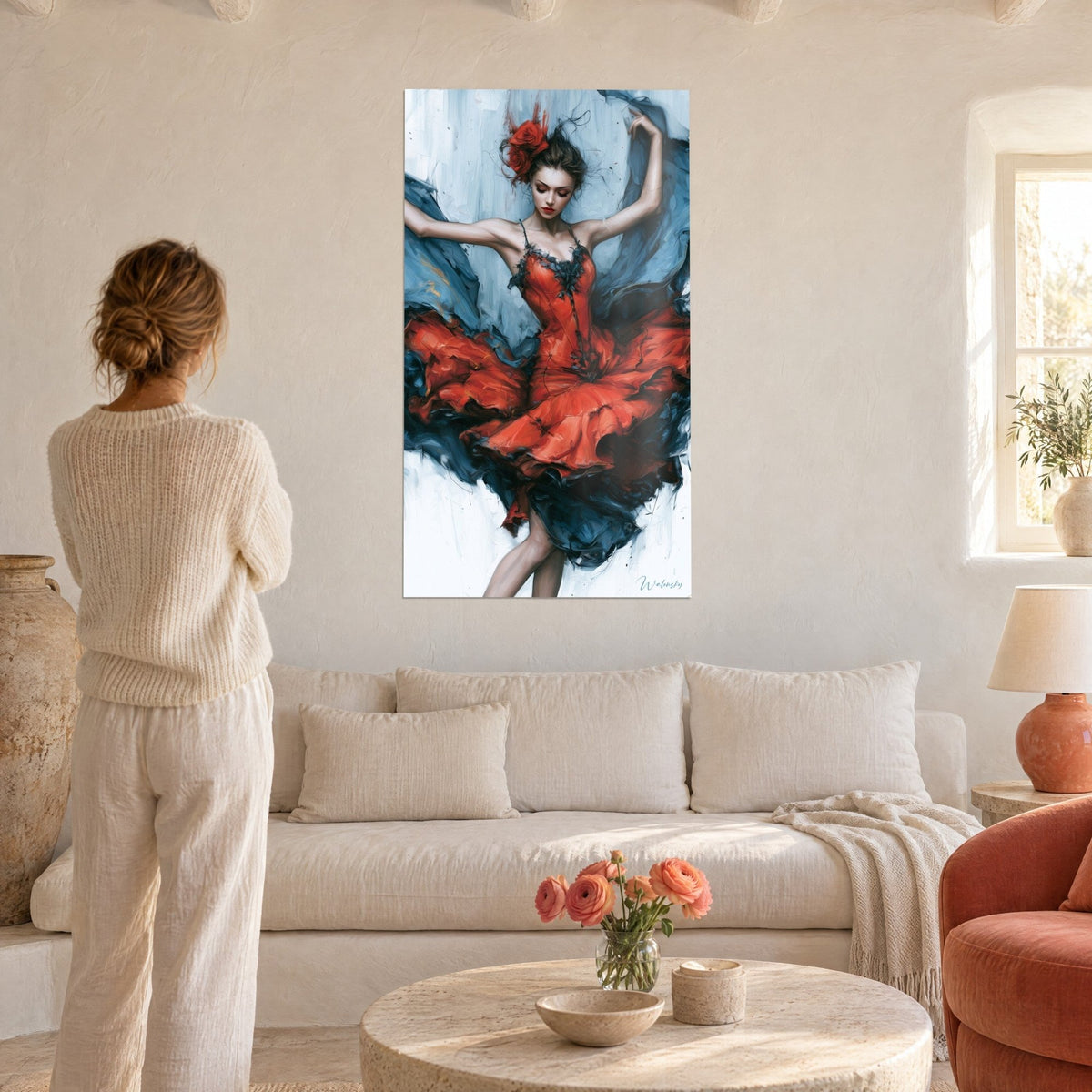 Tableau danseuse flamenca en robe rouge corail virevoltant sur fond bleu pétrole, une femme de dos au-dessus d'un canapé dans un salon lumineux