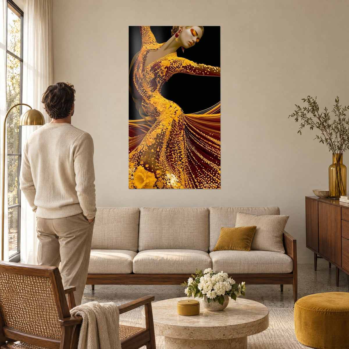 Tableau danseuse drapée d'or pailleté, jupe bordeaux tourbillonnante sur fond noir, un homme de dos au-dessus d'un canapé dans un salon lumineux