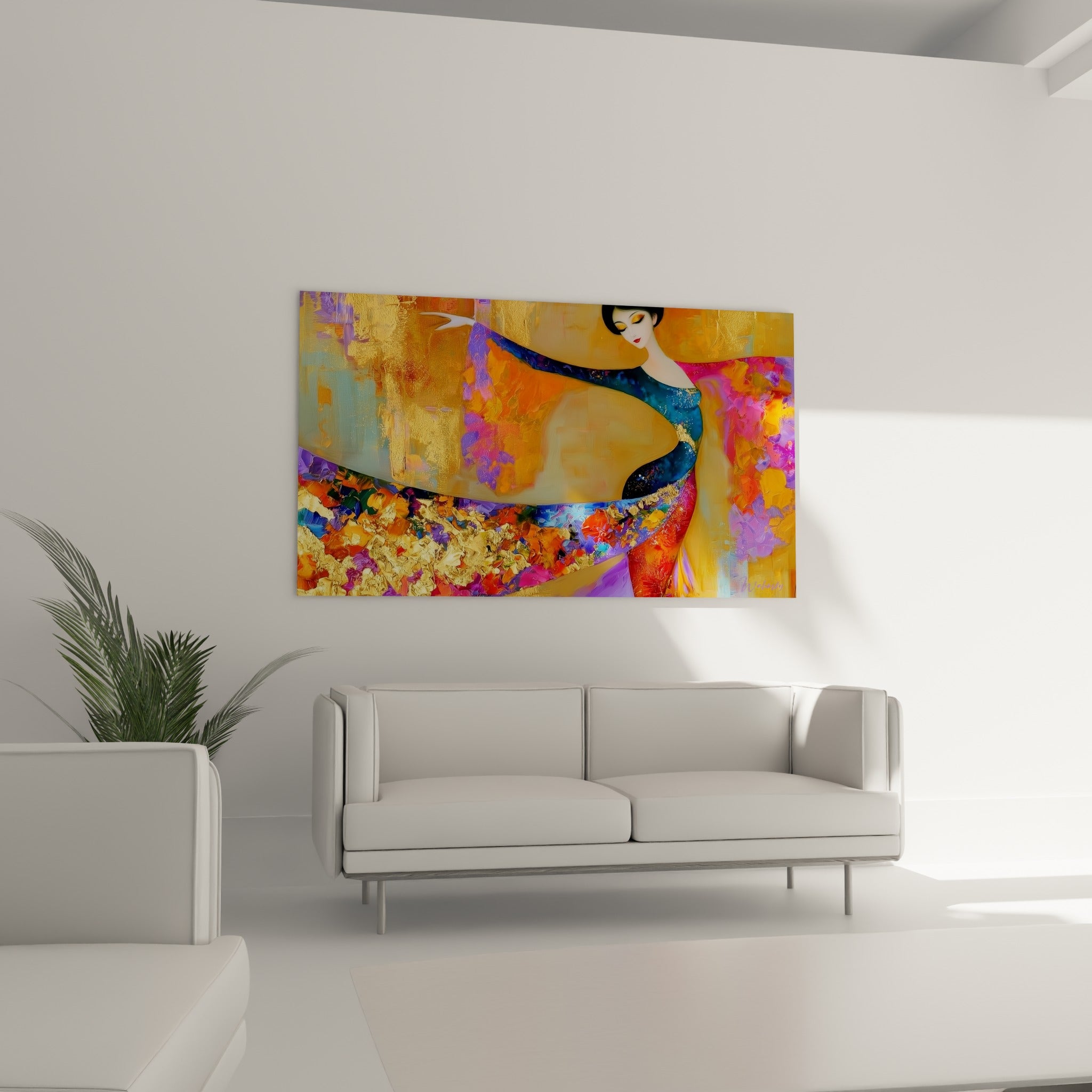 Figure féminine drapée de doré et de fuchsia, au-dessus d'un canapé dans un salon lumineux