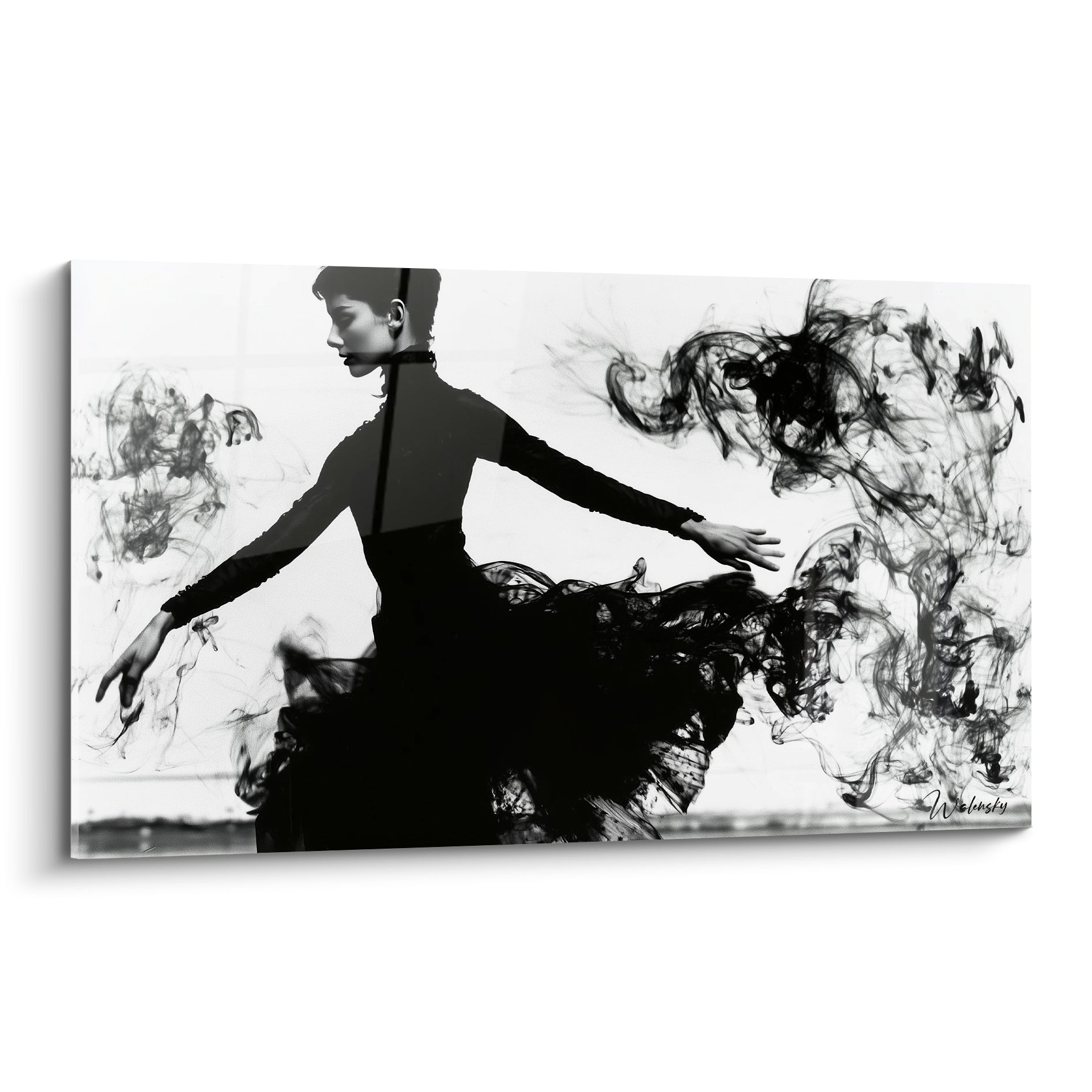 Danseuse abstraite en noir et blanc, robe de fumée déployée, silhouette de profil captée en plein geste