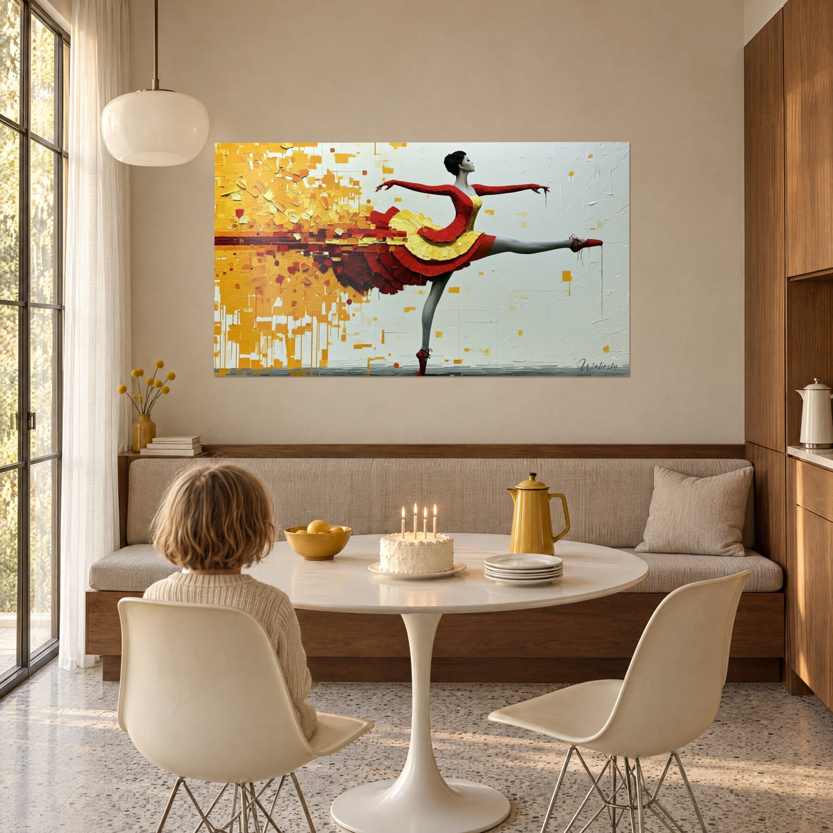 Quadro stella della danza con tutù rosso vivo, uno sciame di scintille dorate alle sue spalle, sulla parete di una sala da pranzo con una torta di compleanno