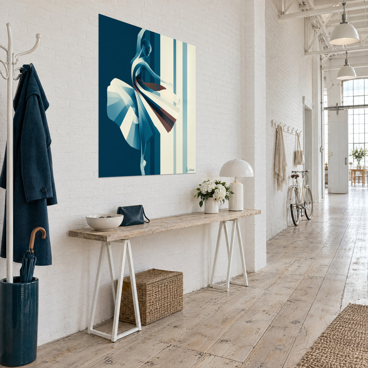 Schilderij danseres op spitzen, waaiervormige rok in nachtblauw en roestbruin, arm omhoog, driekwartaanzicht in een loftgang