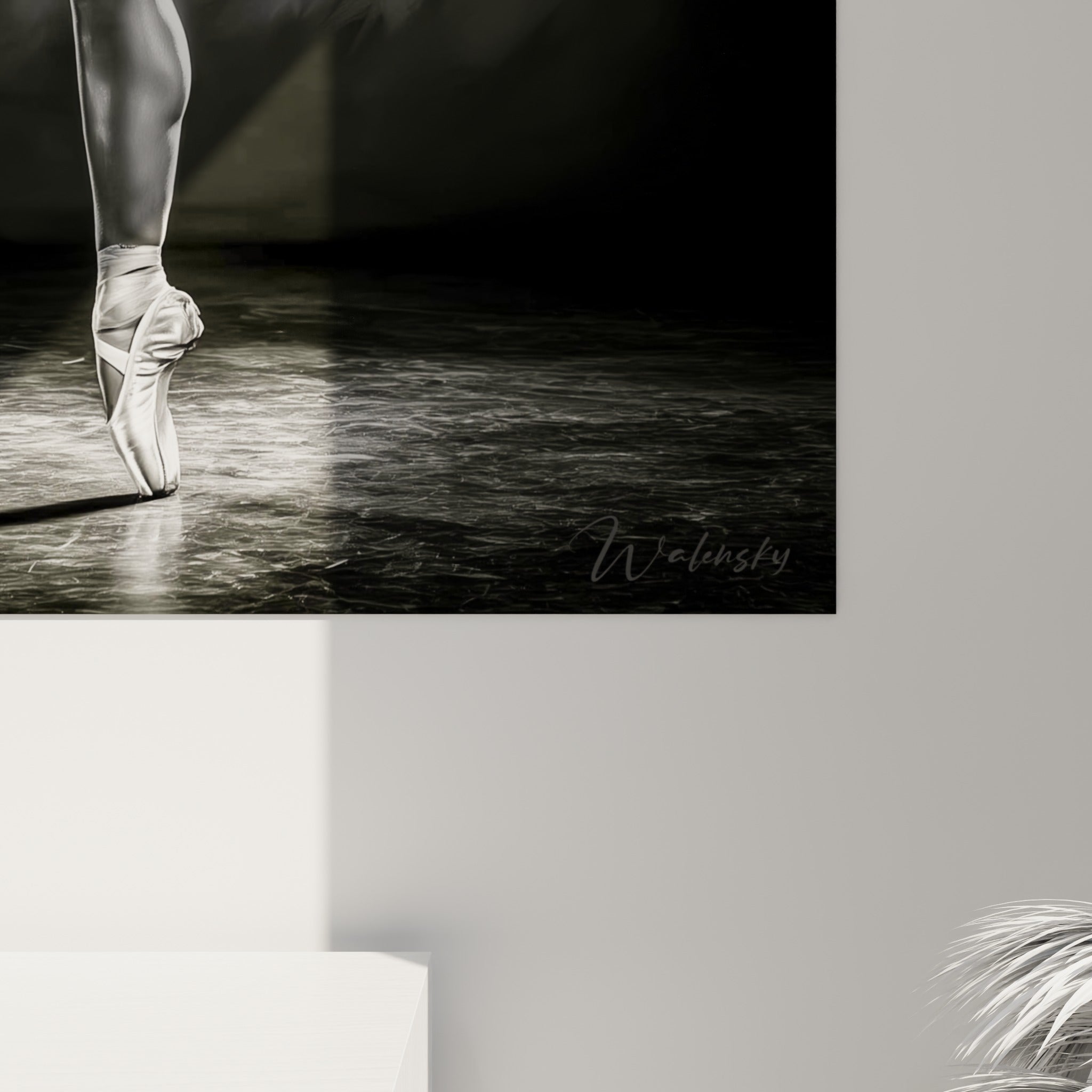 Grain de l'impression du tableau danseuse abstrait, empâtements de tulle blanc et coulures grises se mêlant au noir