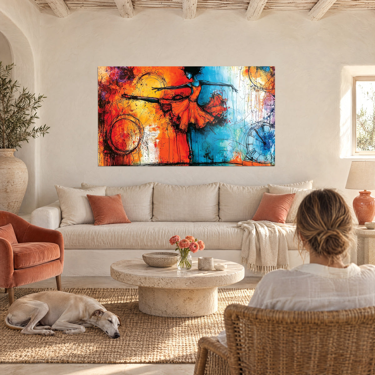Gemälde Ballerina im orangefarbenen Kleid, Arme und Bein ausgestreckt, azurblauer und safrangelber Hintergrund, über einem Sofa in einem hellen Wohnzimmer