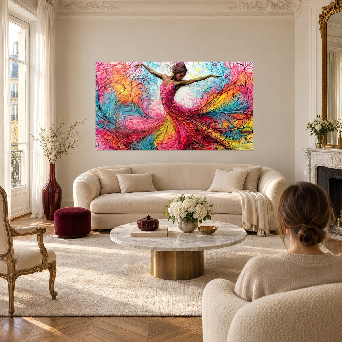 Tableau danseuse aux bras ouverts, robe rose fuchsia et plumes turquoise filigranées, au-dessus d'un canapé dans un salon lumineux