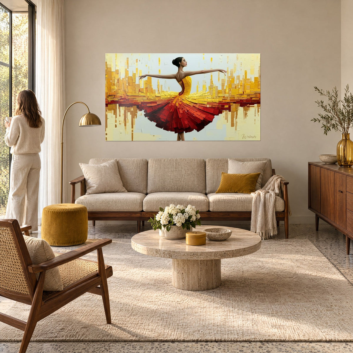 Tableau ballerine en robe de tulle rouge et jaune, bras en croix, au-dessus d'un canapé dans un salon lumineux