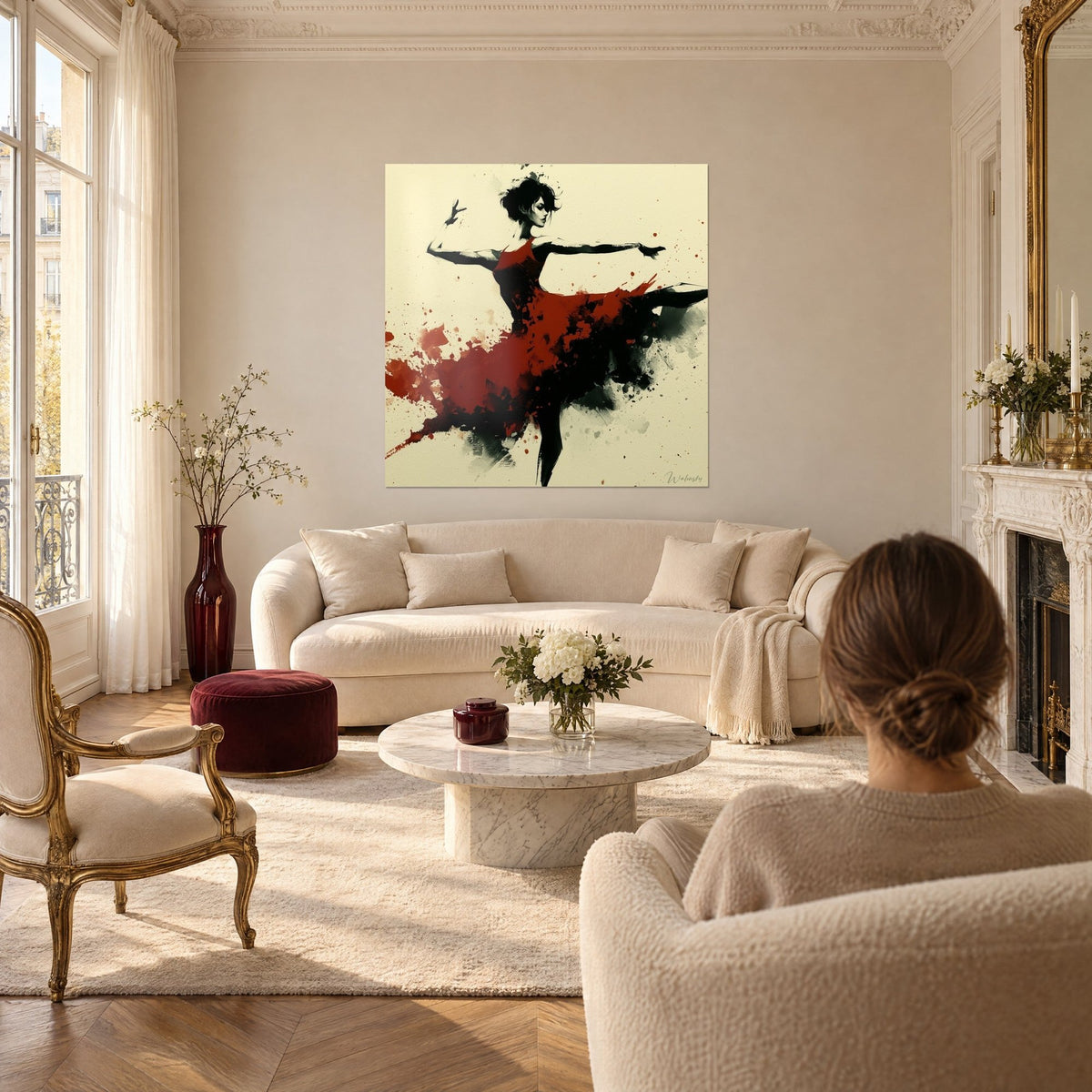 Tableau danseuse au bras tendu, robe rouge brique et encre noire éclaboussée, fond crème, au-dessus d'un canapé dans un salon lumineux