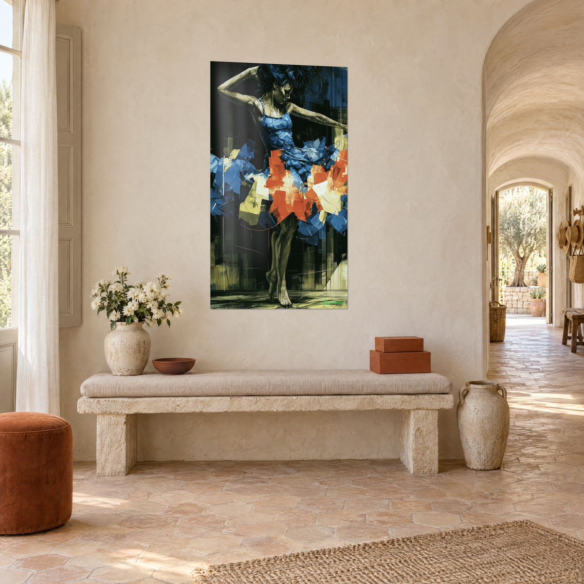 Tableau ballerine sur pointes en robe de cubes bleu cobalt et rouge corail, fond noir, mur chaulé d'un mas provençal