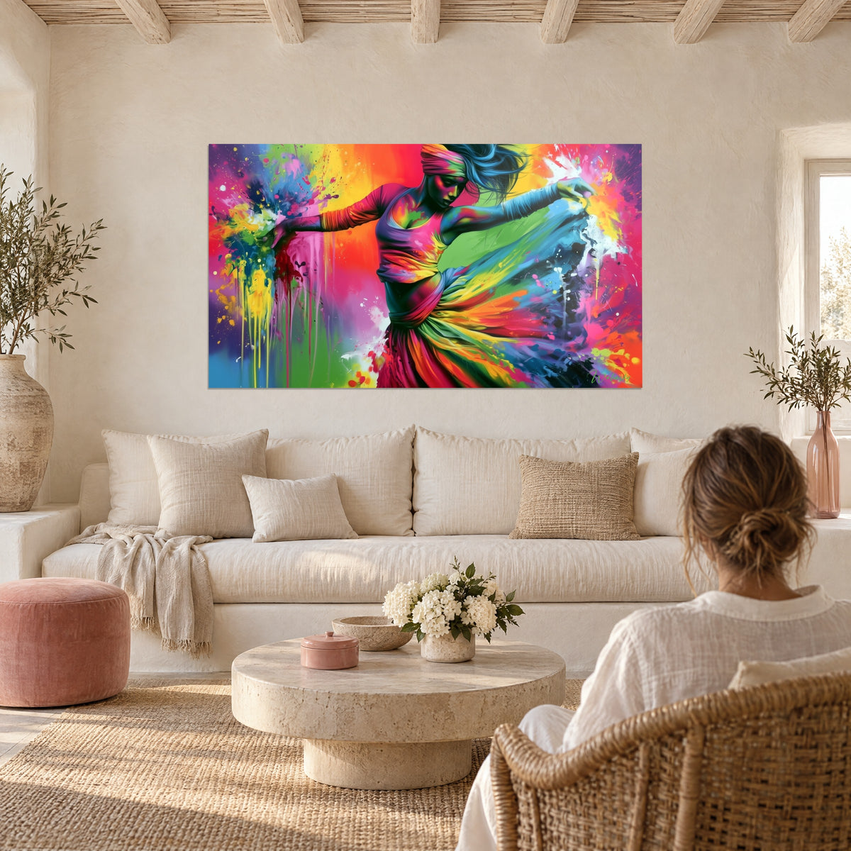 Tableau danseuse en mouvement, jupe fuchsia et turquoise, éclaboussures jaunes, au-dessus d'un canapé dans un salon lumineux