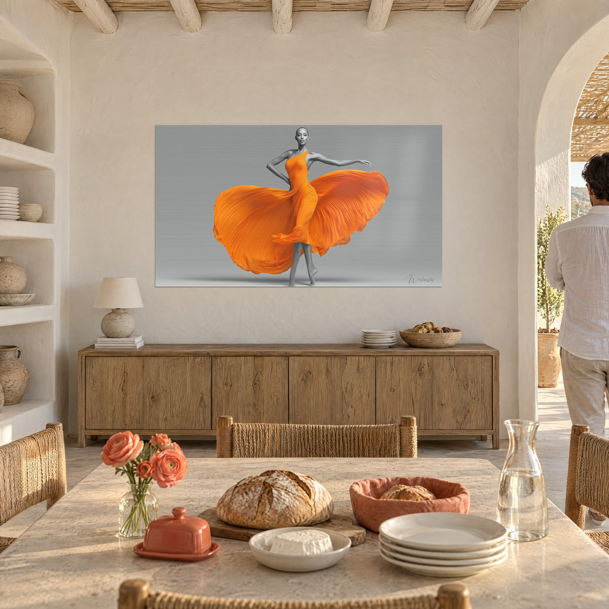Cuadro silueta gris con volantes naranja vivo, brazo extendido y falda en forma de corola, frente a un hombre de espaldas, en un comedor de piedra beige y madera clara