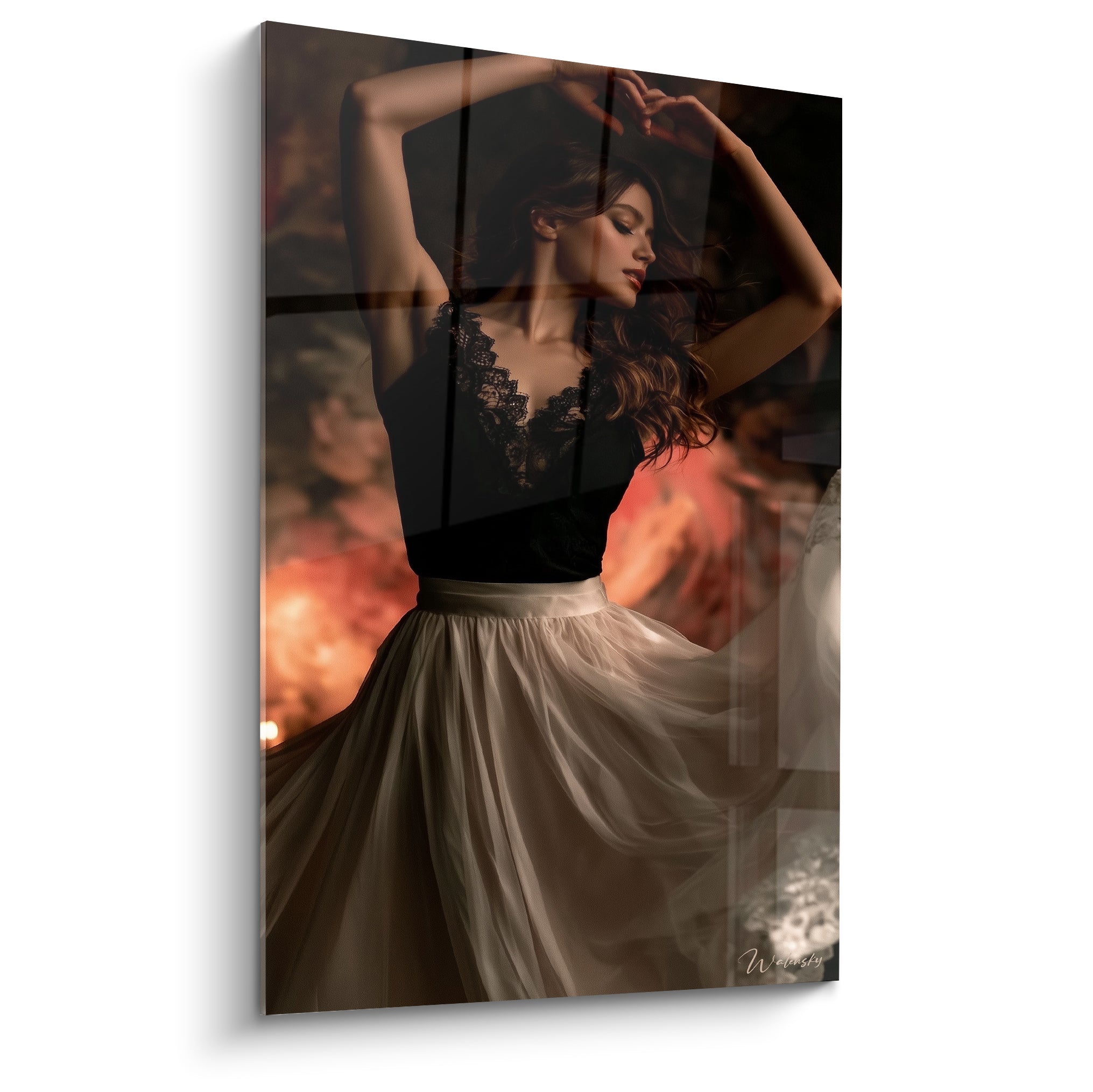 Danseuse abstrait aux bras levés, corsage dentelle noire et jupe ivoire sur fond braise diffus