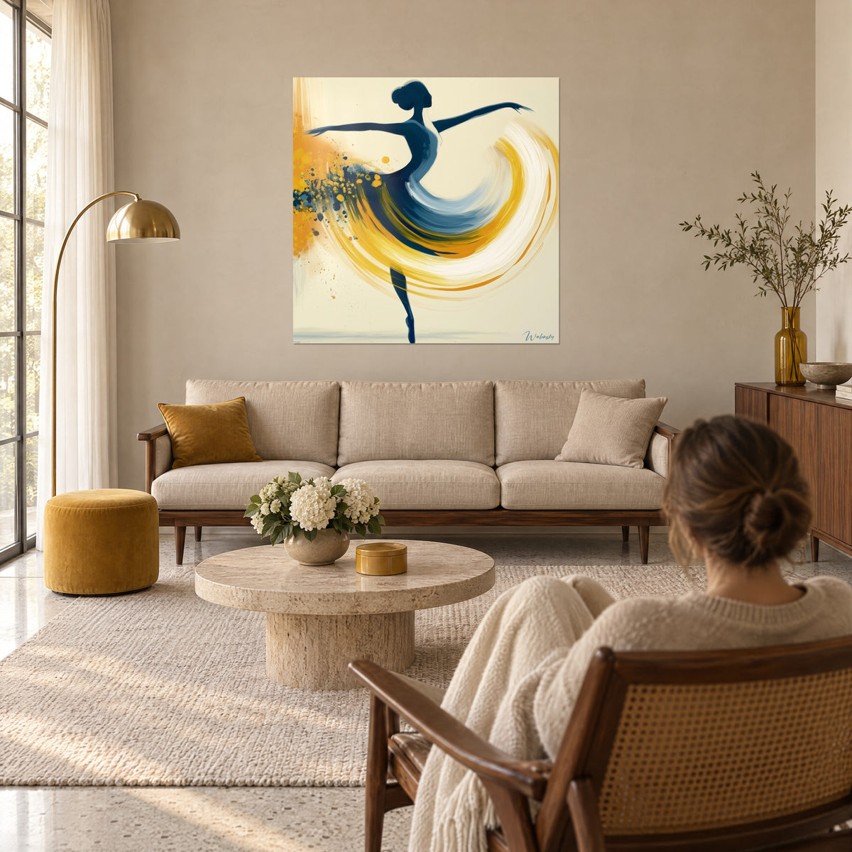 Tableau ballerine en silhouette marine, jupe spirale jaune et blanche, éclaboussures dorées, au-dessus d'un canapé dans un salon lumineux