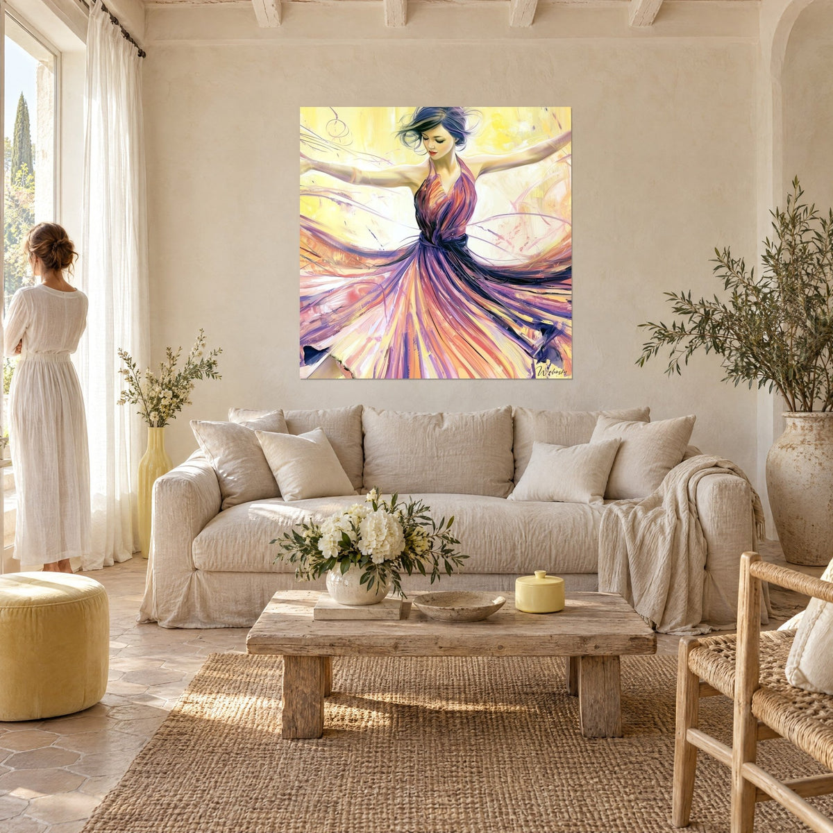 Tableau danseuse en robe tourbillonnante violette et dorée, bras ouverts, fond jaune pâle, au-dessus d'un canapé dans un salon lumineux