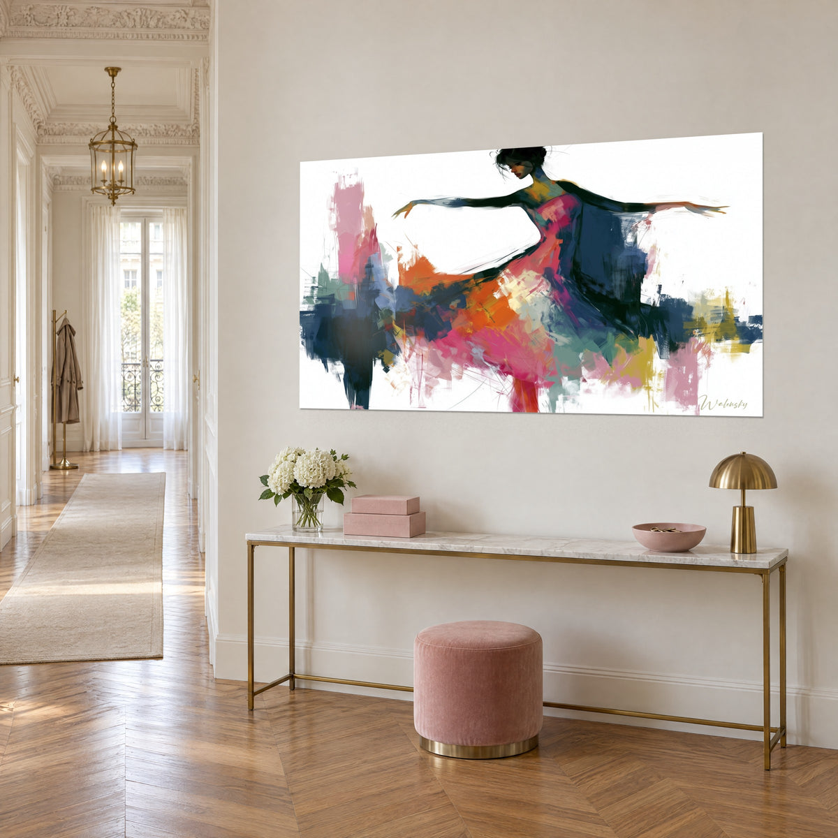 Schilderij ballerina in volle sprong, fuchsia en oranje rok op witte achtergrond, driekwartaanzicht in een gang in Haussmann-stijl