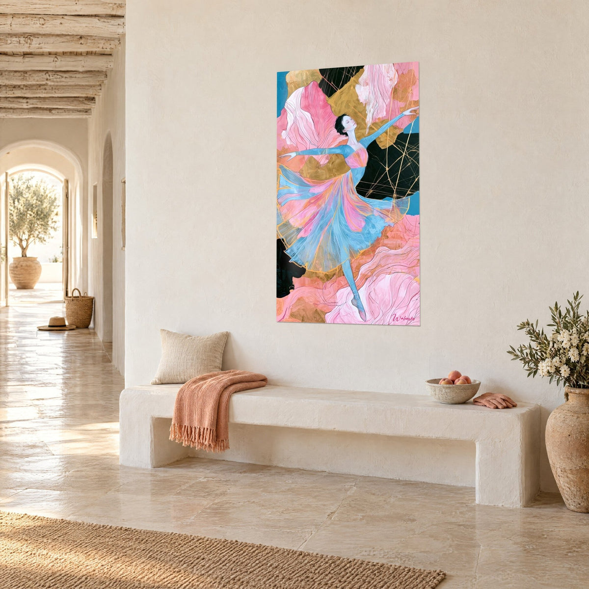 Tableau ballerine aux cheveux noirs courts, jupe de tulle bleue et rose, pétales dorés, sur un mur blanc de maison méditerranéenne