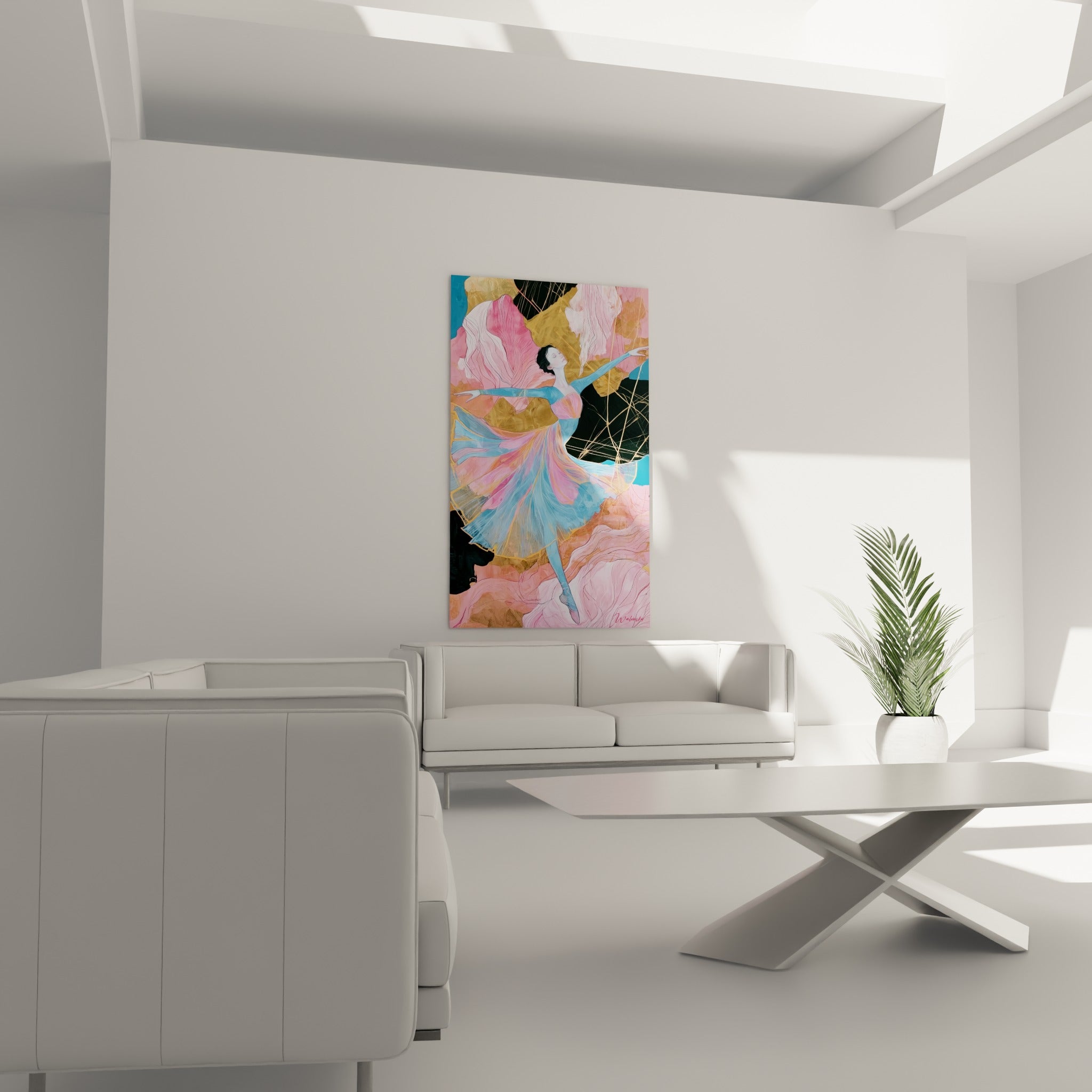 Silhouette de danseuse en mouvement, tissu bleu et rose vif, au-dessus d'un canapé dans un salon lumineux