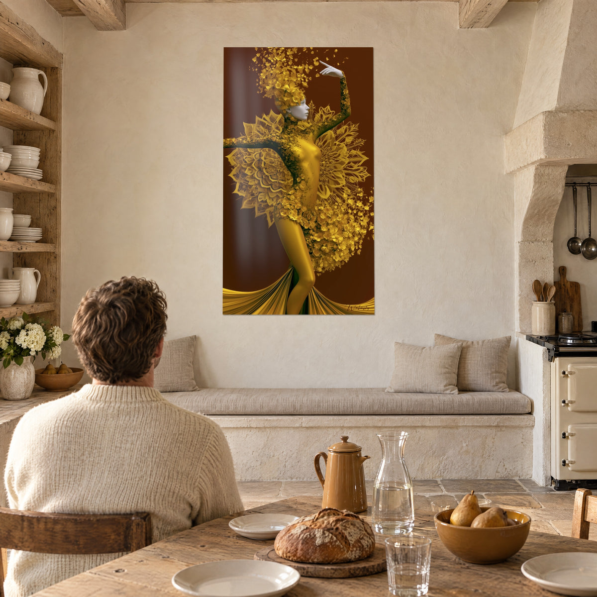 Gemälde goldene Ballerina mit erhobenem Arm, senfgelbe Mandala-Halskrause auf braunem Grund, gegenüber einem Holztisch und sichtbaren Deckenbalken
