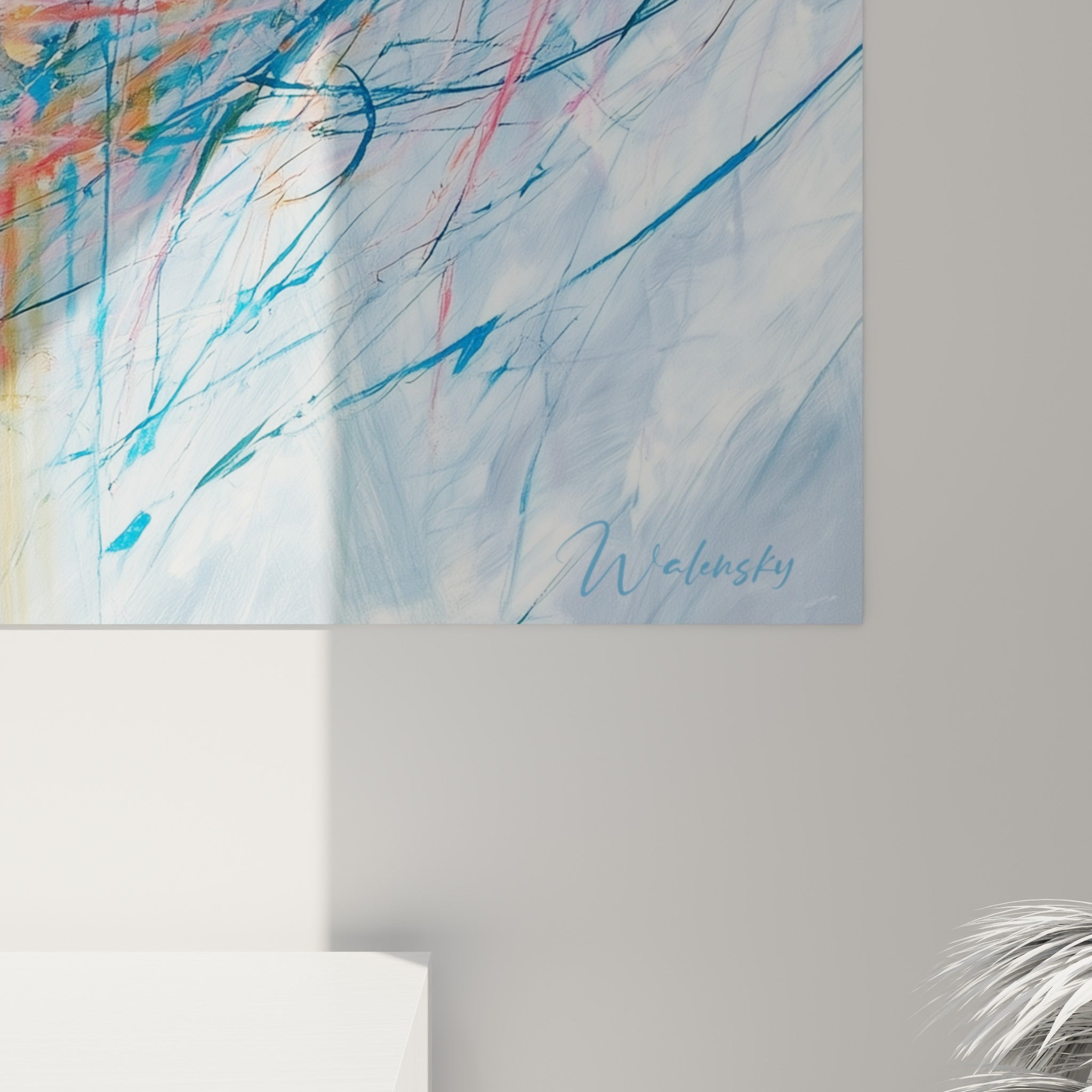 Empâtements de peinture bleu marine et touches dorées se mêlant en traits gestuels sur la toile de la danseuse abstrait