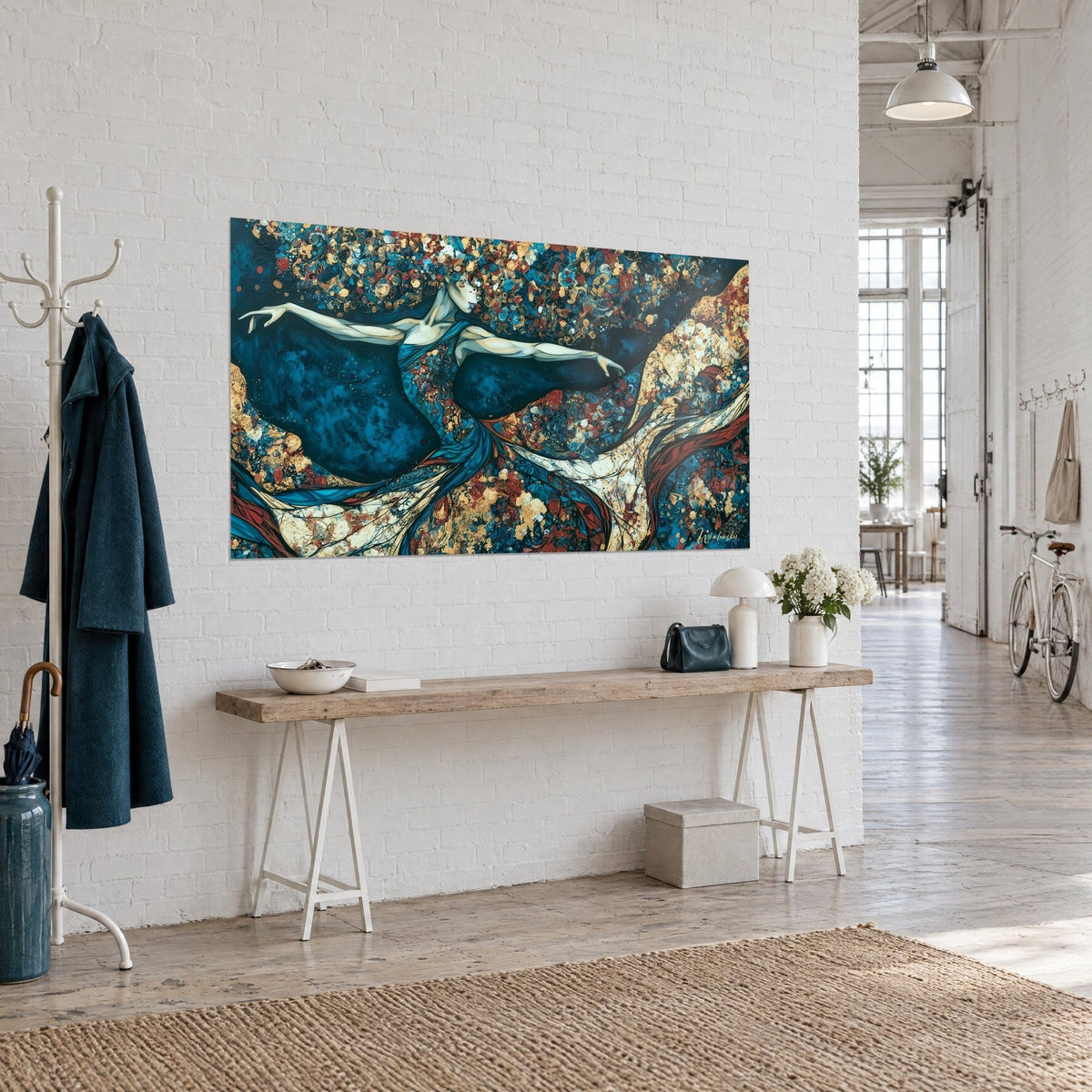 Tableau silhouette dansante pâle drapée d'un voile turquoise, éclats ocre et carmin, mur blanc d'un loft d'artiste
