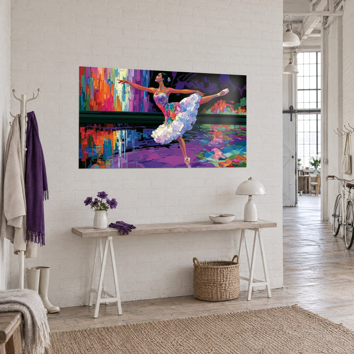 Tableau danseuse classique, jambe tendue, tutu blanc éclats mauves et sol violet carrelé, loft d'artiste vue de côté