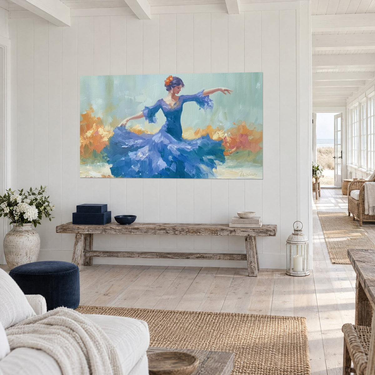 Tableau volants de robe bleu cobalt tourbillonnant sur fond turquoise pâle et touffes orangées, mur blanc bord de mer