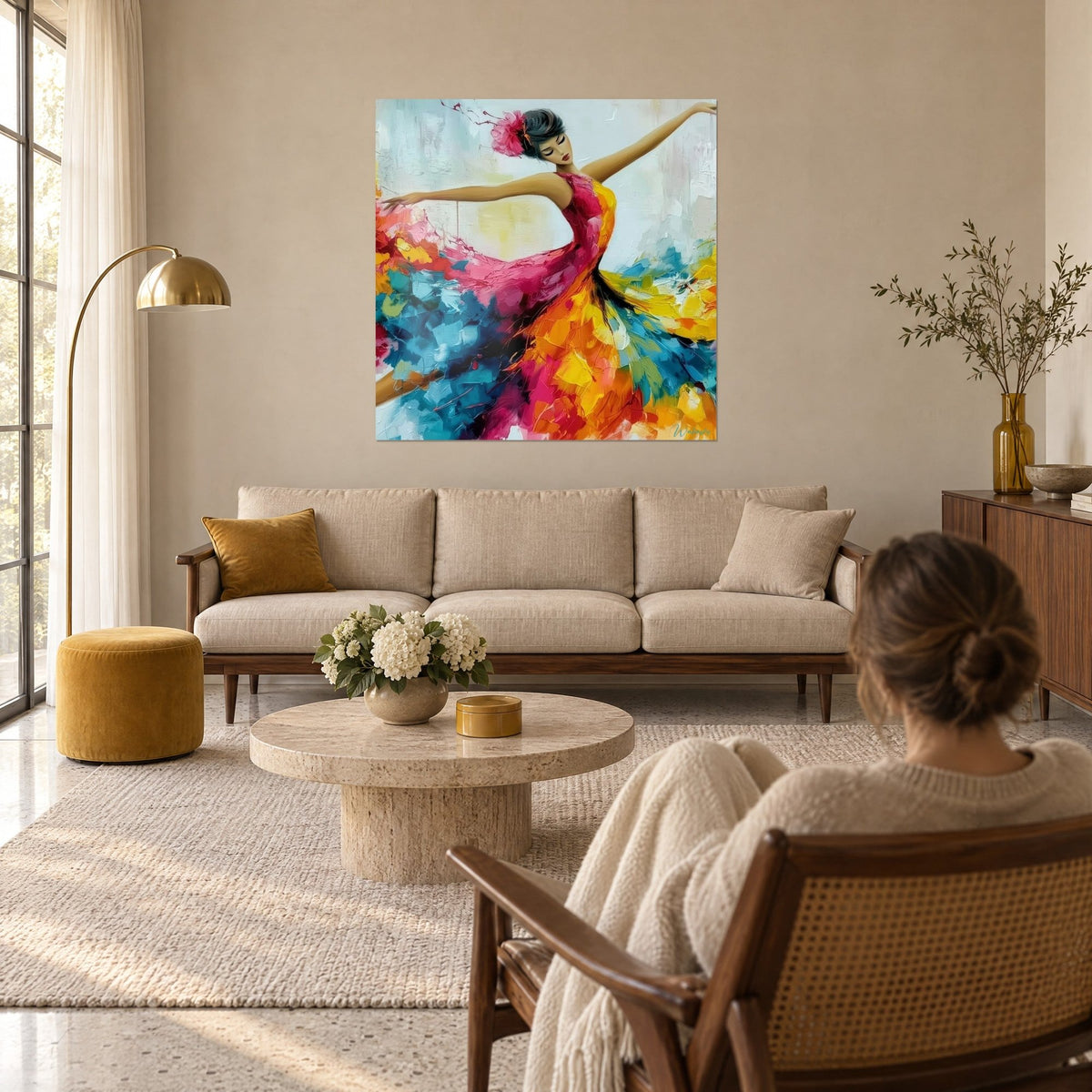 Tableau danseuse aux bras ouverts, robe rose, orange et turquoise en pâte épaisse, au-dessus d'un canapé dans un salon lumineux