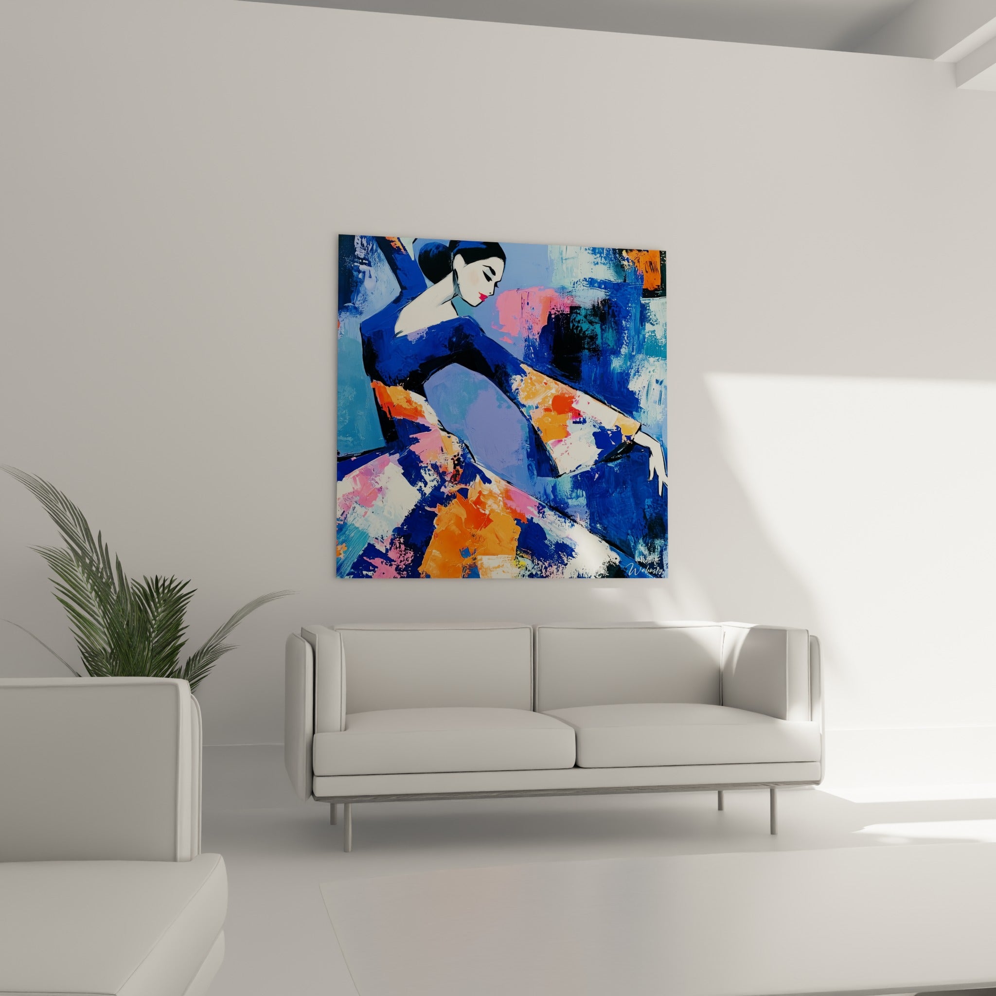 Silhouette de danseuse en mouvement, bleu profond et orange vif, au-dessus d'un canapé dans un salon lumineux