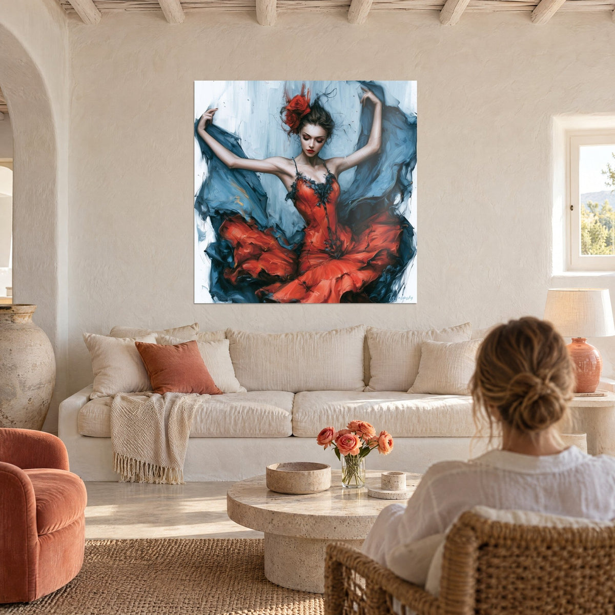 Tableau danseuse flamenco en robe écarlate, voile bleu ardoise déployé, au-dessus d'un canapé dans un salon lumineux