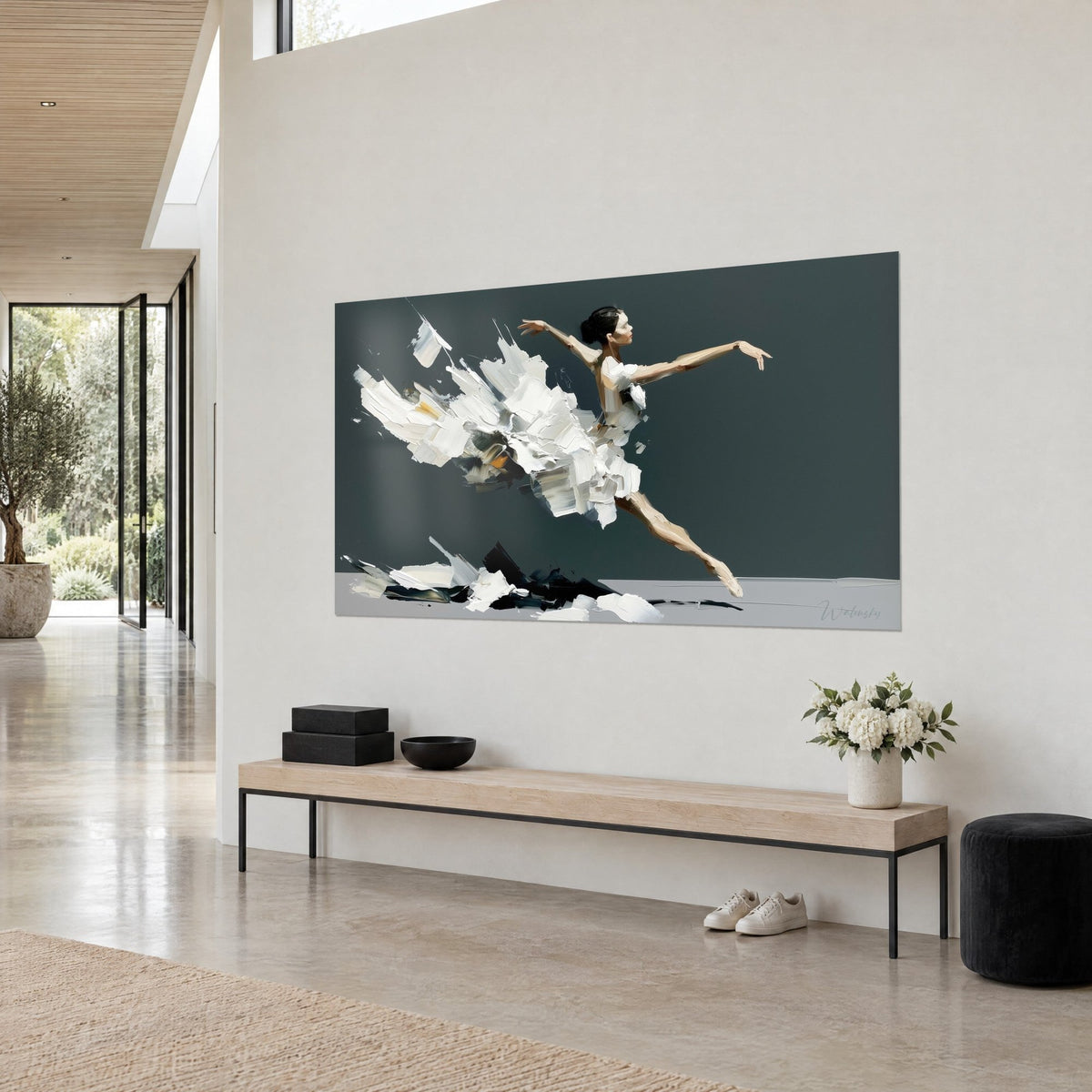 Tableau ballerine en suspension, jambes tendues, pâte blanche épaisse et touches jaune ocre sur gris anthracite, vue de trois-quarts, banc bois clair