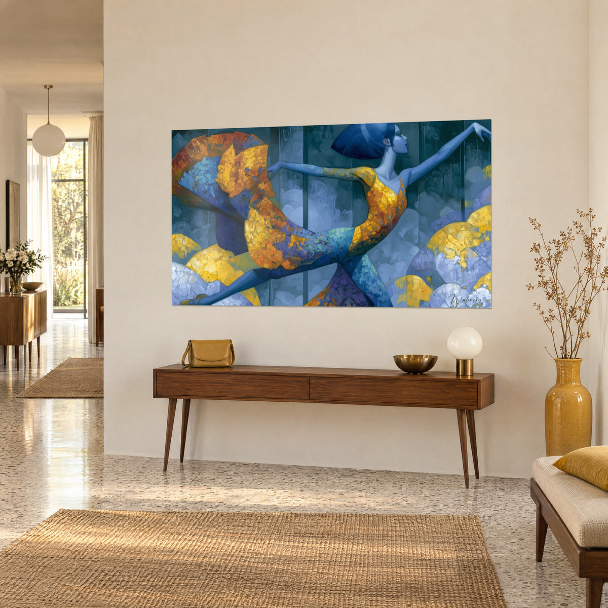 Tableau silhouette dansante à la peau indigo, robe jaune safran et orange, fond gris-bleu rayé, sur une console en bois d'un couloir