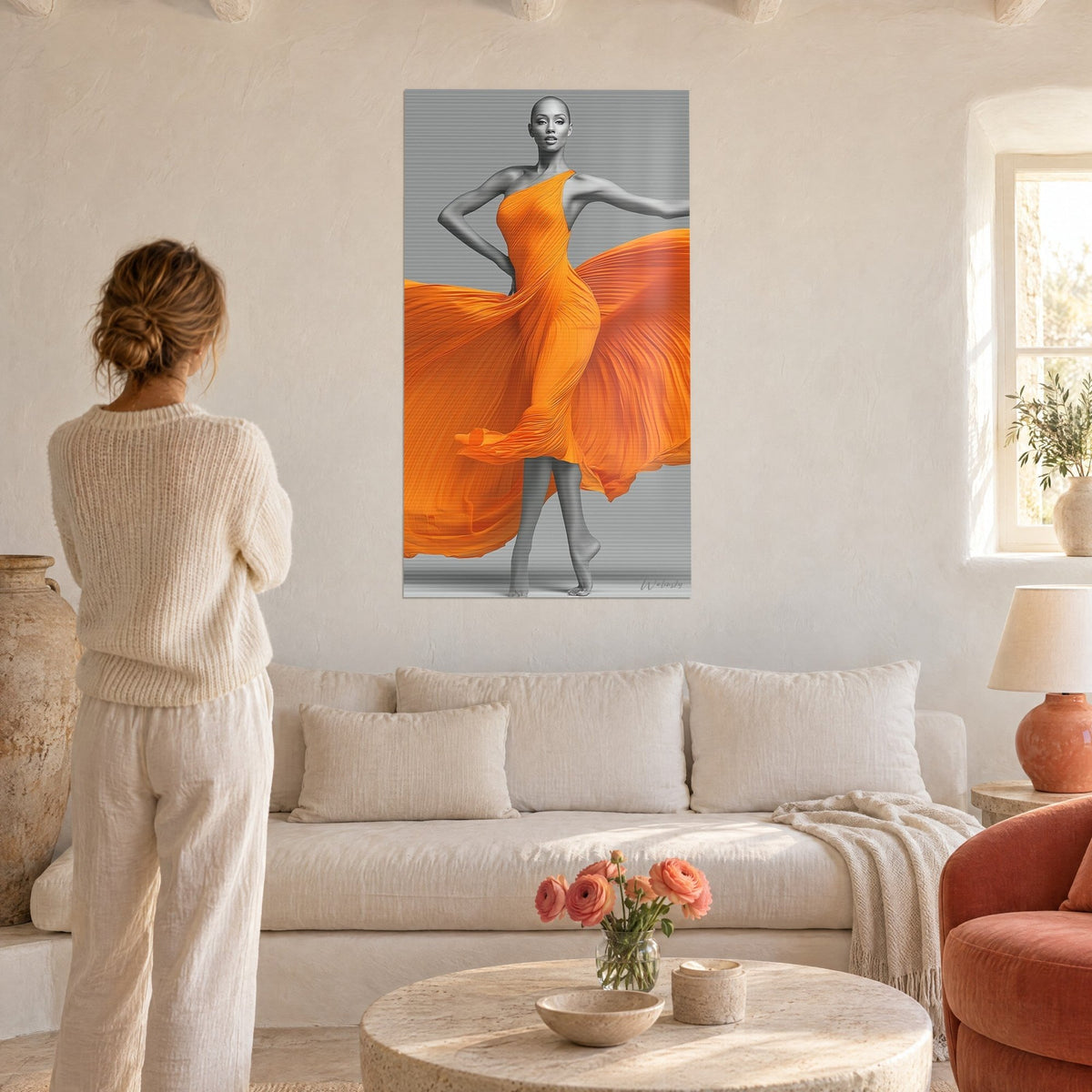 Tableau danseuse au crâne rasé en robe orange plissée sur fond gris, femme de dos au-dessus d'un canapé dans un salon lumineux