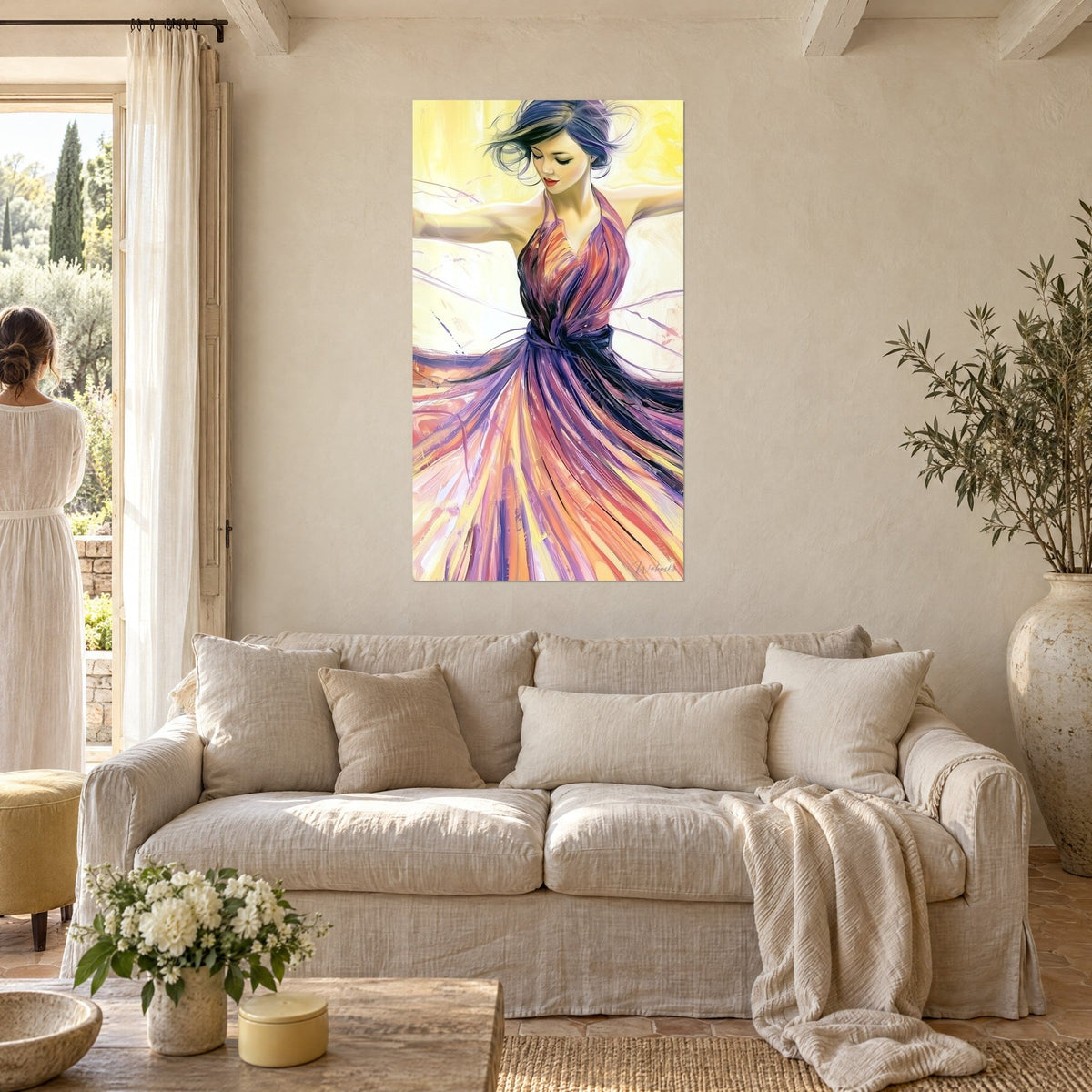 Schilderij danseres in paarse en koraalrode jurk, armen wijd, haar in de wind, boven een bank in een lichte woonkamer