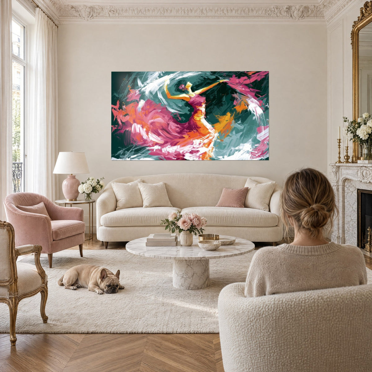 Schilderij flamencodanseres in magenta en oranje jurk, uitgestrekte arm, petrolgroene achtergrond, boven een bank in een lichte woonkamer