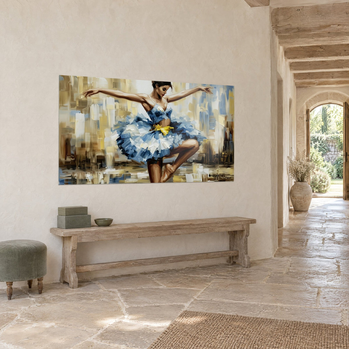 Tableau danseuse sur pointe fléchie, tutu bleu de cobalt froissé, fond sable et blanc cassé, dans une entrée en pierre
