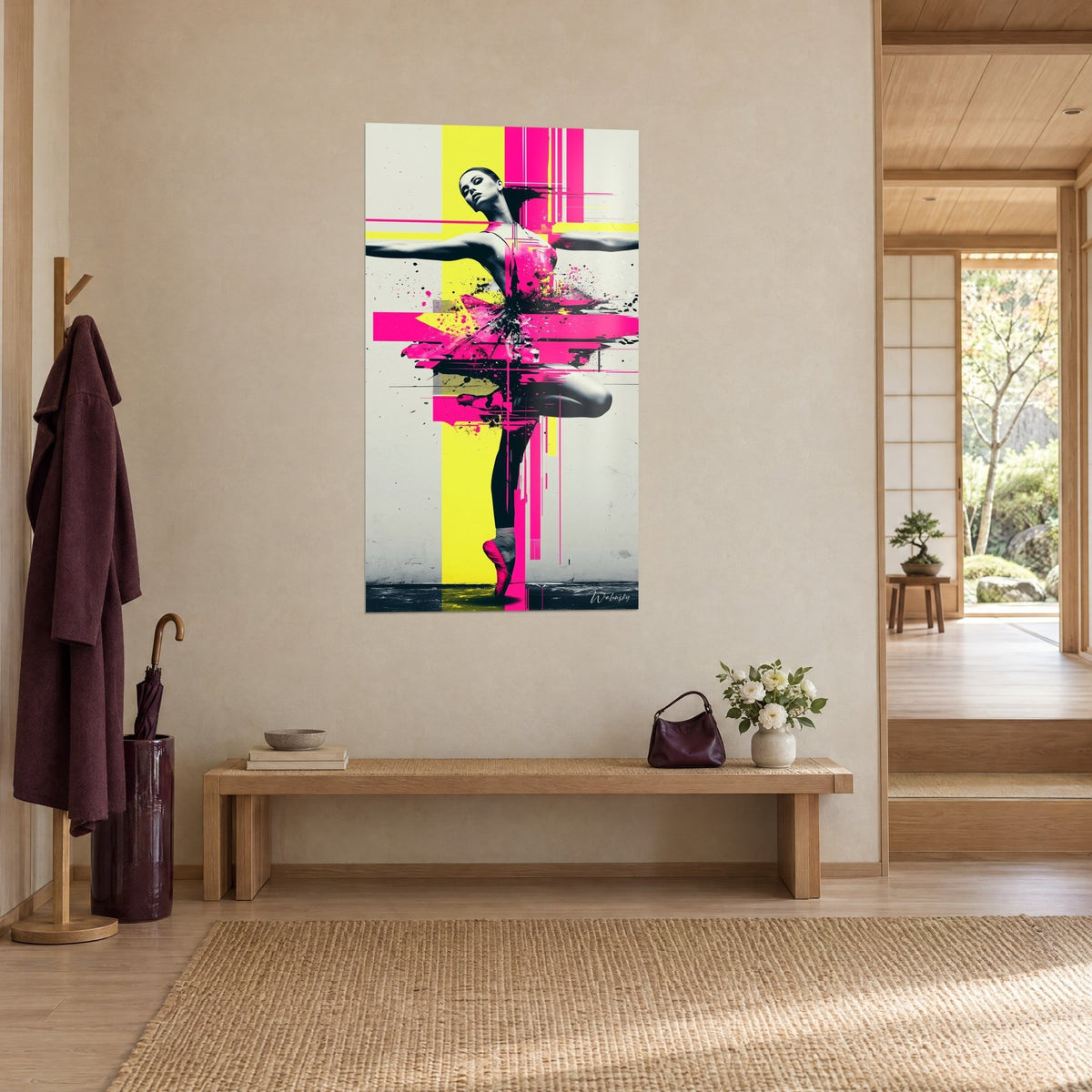 Tableau ballerine en pointes roses, genou replié, fond gris clair et bandes jaune citron, vue de trois-quarts dans une entrée japandi