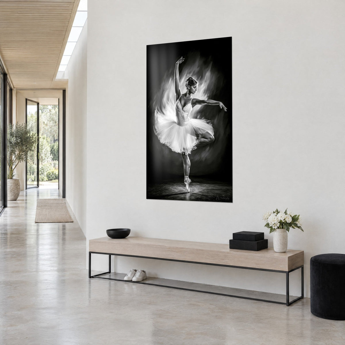 Tableau danseuse classique bras levé, jupon de tulle blanc tourbillonnant sur noir charbon, mur clair, banc bois et fleurs blanches