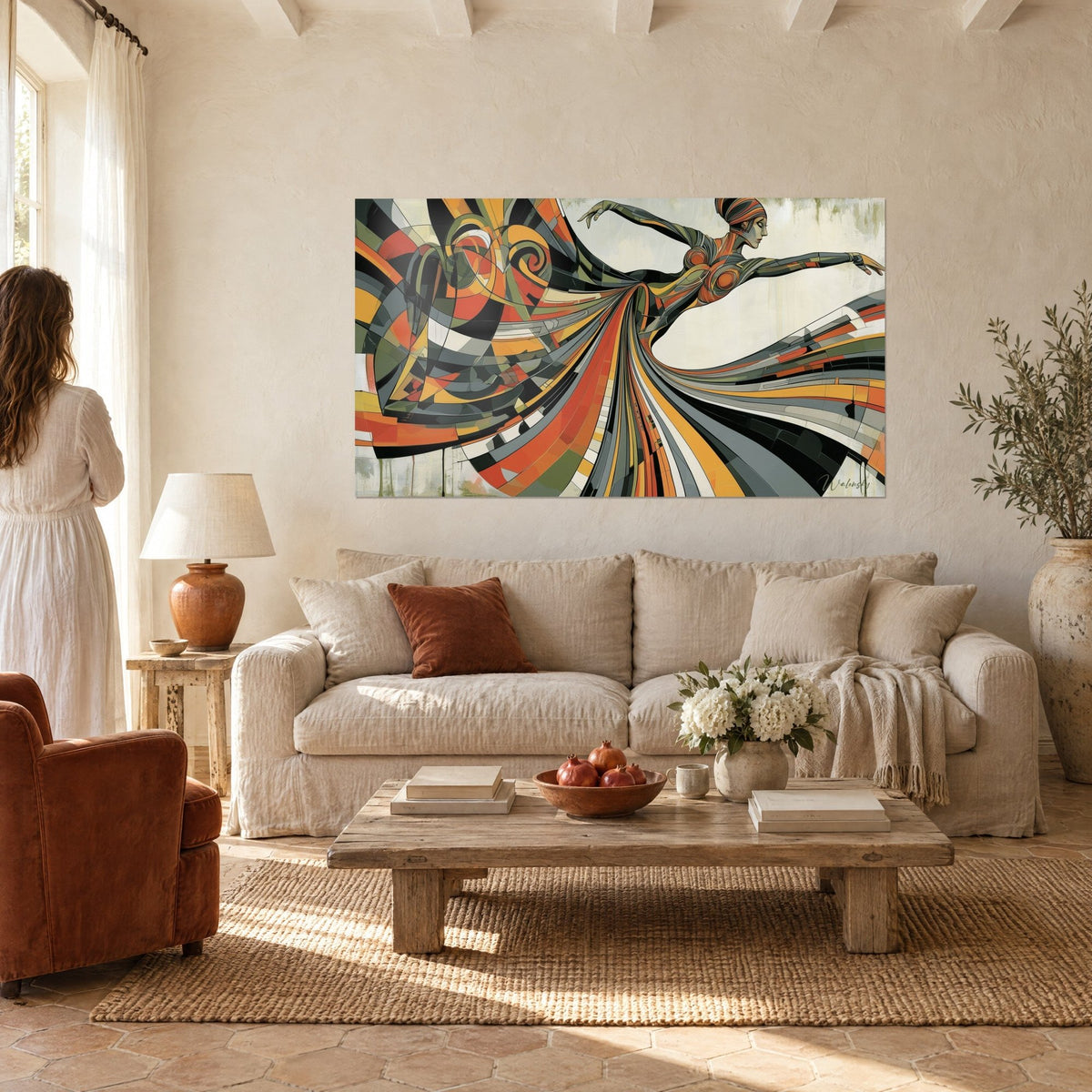 Tableau danseuse cubiste en robe d'éventail orange et grise, bras étirés, une femme de dos, au-dessus d'un canapé dans un salon lumineux