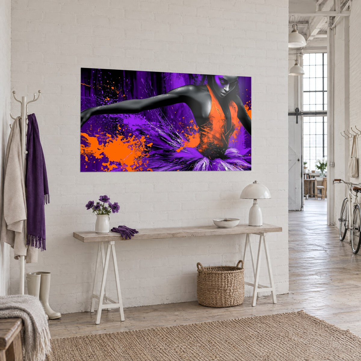 Gemälde Ballerina mit ausgestrecktem Arm, violetter Tutu in Farbspritzern und orangefarbenen Klecksen, an einer weißen Wand neben einer Konsole