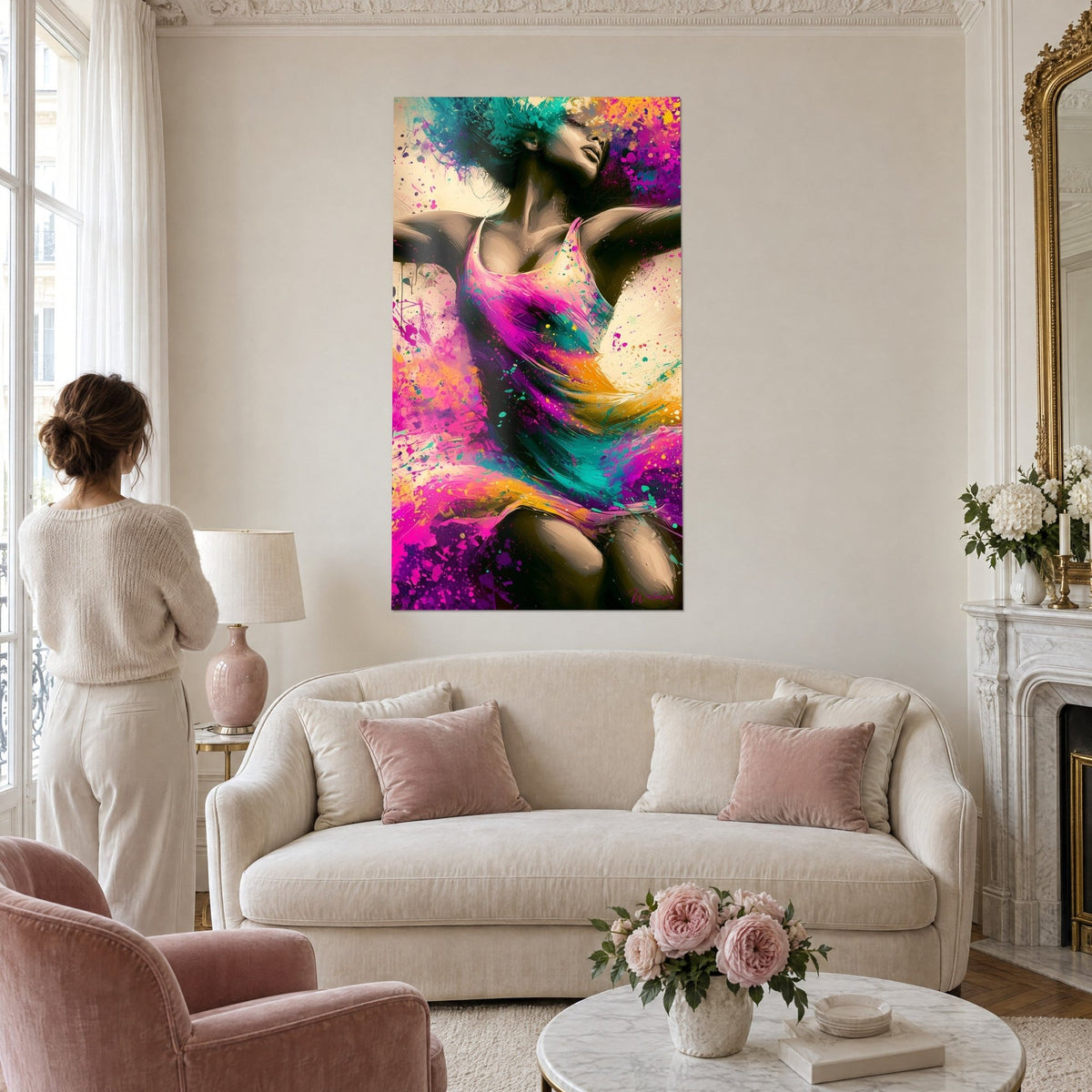 Quadro ballerina con abito fucsia e turchese, testa reclinata all'indietro, schizzi arancioni, sopra un divano in un soggiorno luminoso